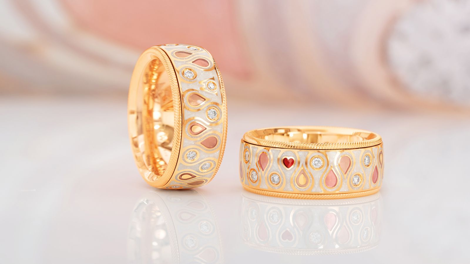 Der limitierte Ring MEINE SCHÖNSTEN MOMENTE aus 18 Karat Gelbgold mit edlen Tropfengravuren, Wellendorff-Kaltemaille in zarten Rosé- und Perlmuttweiß-Tönen und Brillanten.