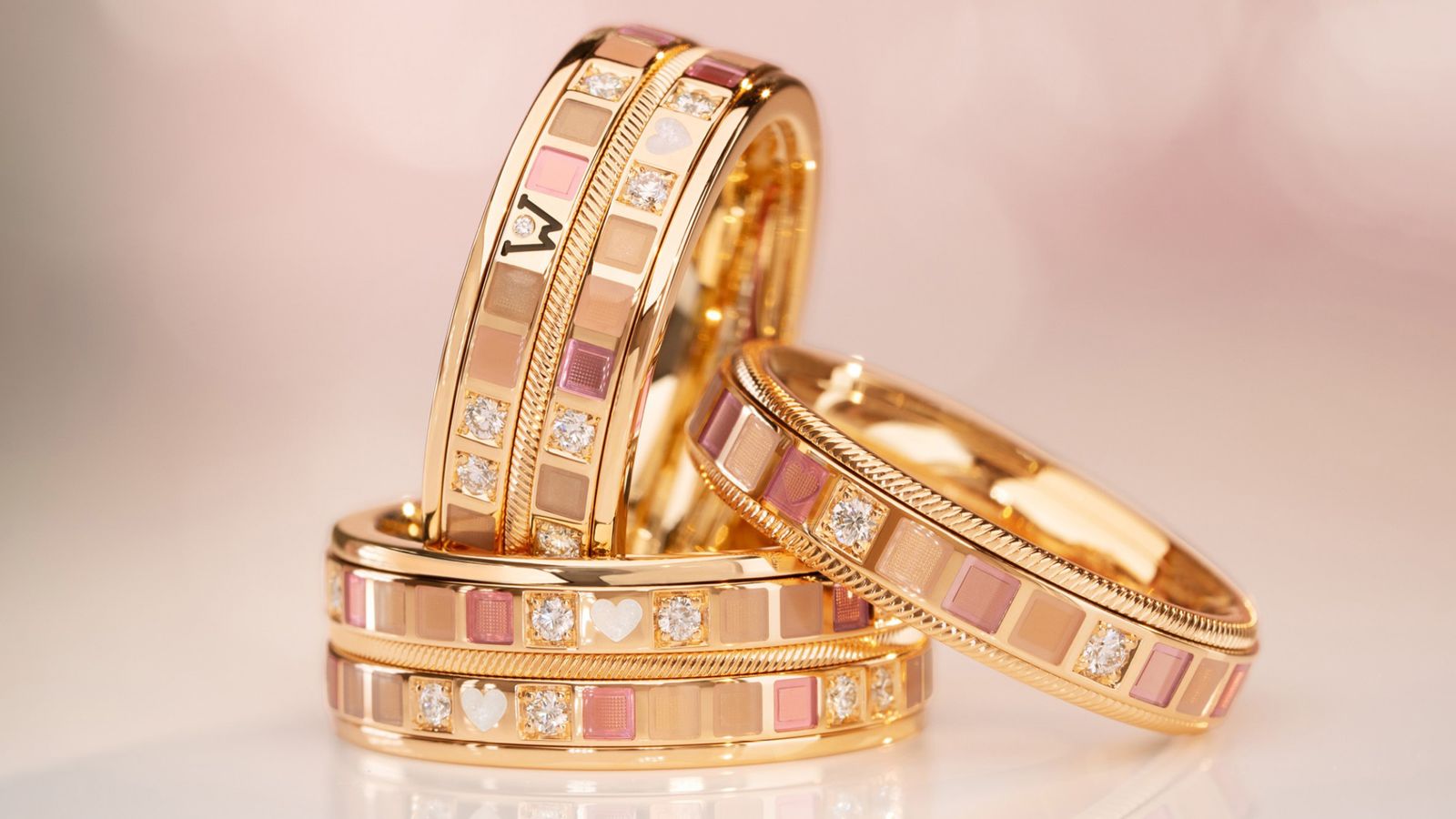 Drei Ringe aus der Mein Glück nude Kollektion auf rosa Mood Hintergrund