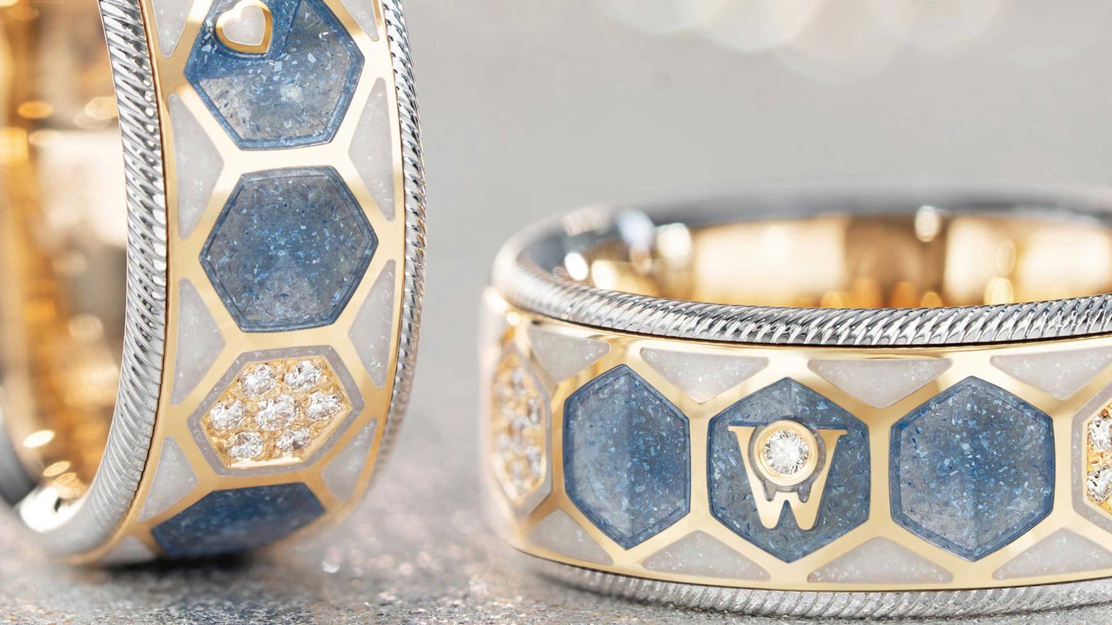 Nahaufnahme des Wellendorff Geburtstagsrings JEDER AUGENBLICK 2026 in 18 Karat Weißgold.