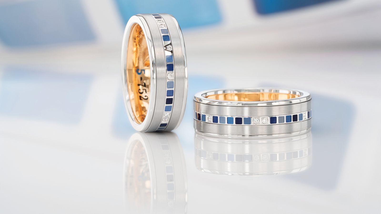 Der Männerring 5-752 vereint 18 Karat Weißgold, edle Blautöne und funkelnde Brillanten.