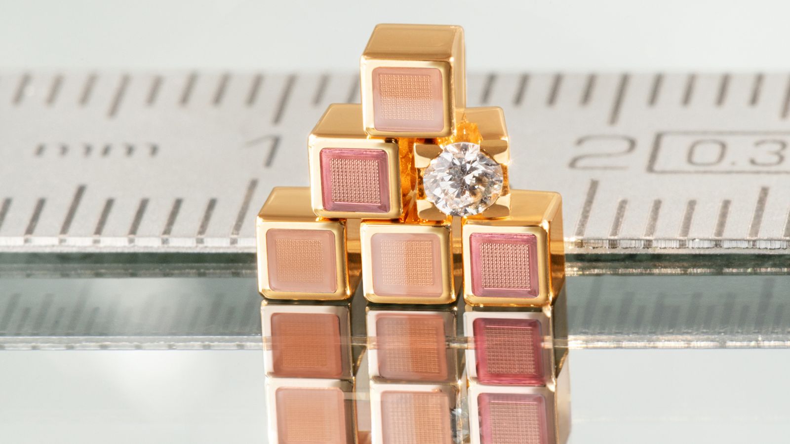 Die magischen Würfel aus 18-karätigem Gold und nudefarbener Kaltemaille.