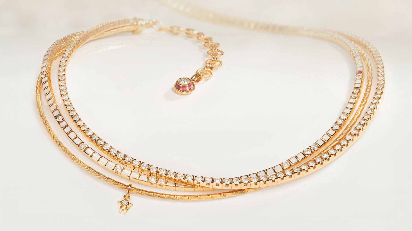 Das Collier Mein Glück nude edel aus seidenweichem 18-karätigen Gold und Brillant-Rivière auf Mood Hintergrund.