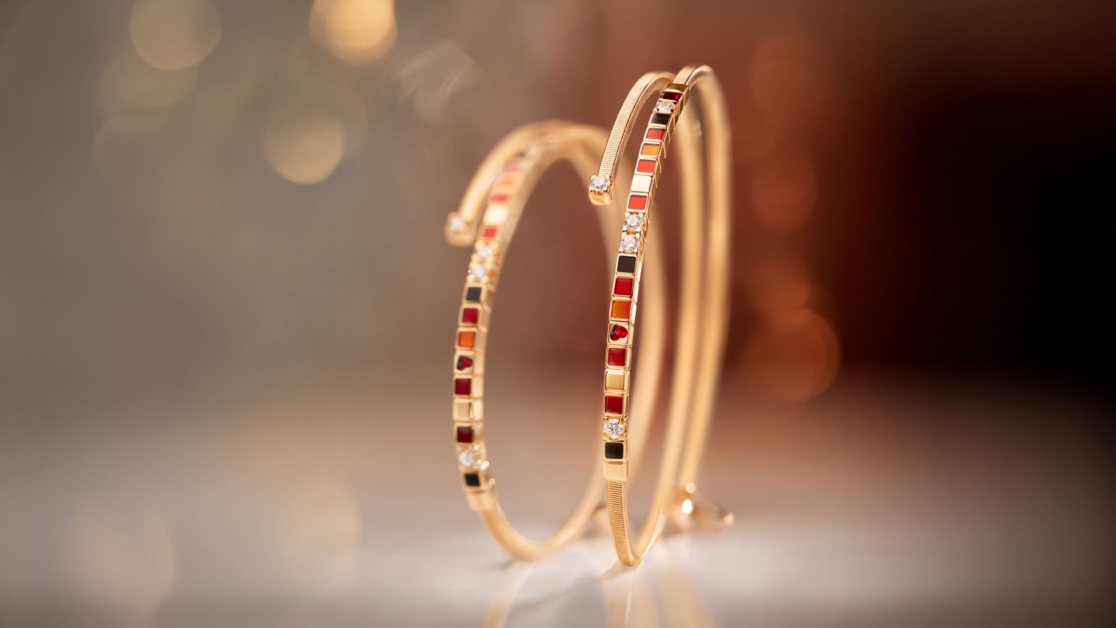 Wellendorff Armband UMARME MICH. power in red, stimmungsvolle Darstellung.