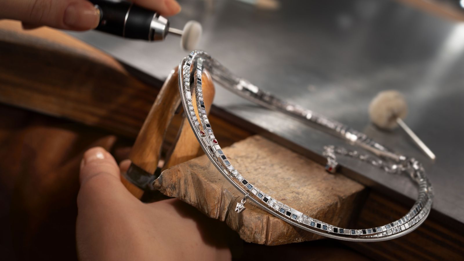 Collier POWER IN BLACK von Wellendorff in der Manufaktur.