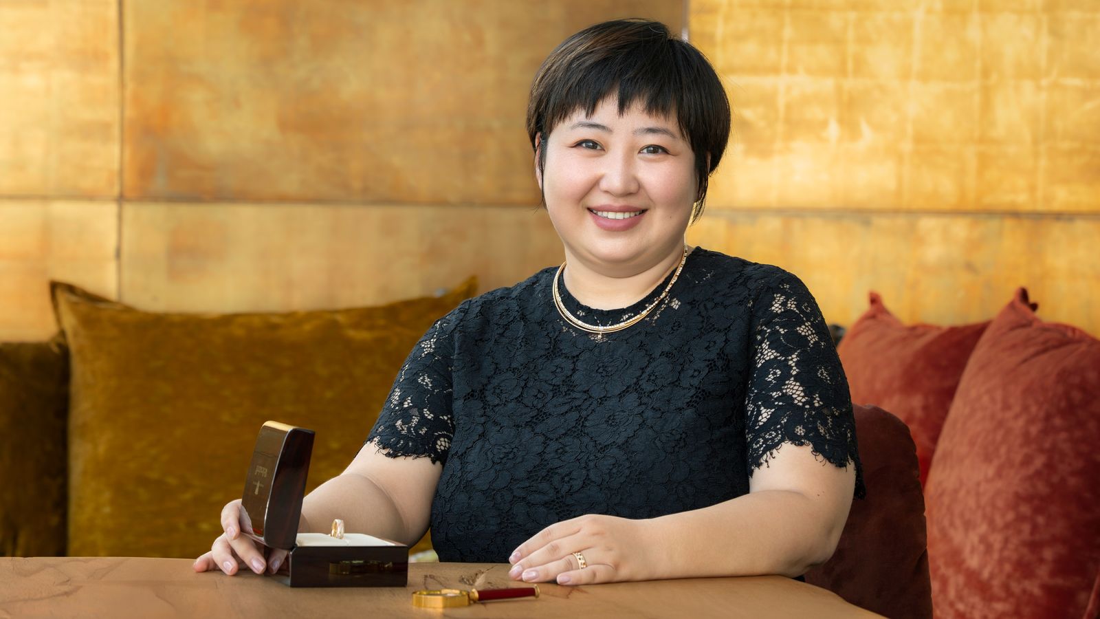 Persönliche Beratung: Die Schmuckexperting Na Zhao berät in der Wellendorff Boutique in China die Kunden und findet mit ihnen das perfekte Schmucktück von Wellendorff.