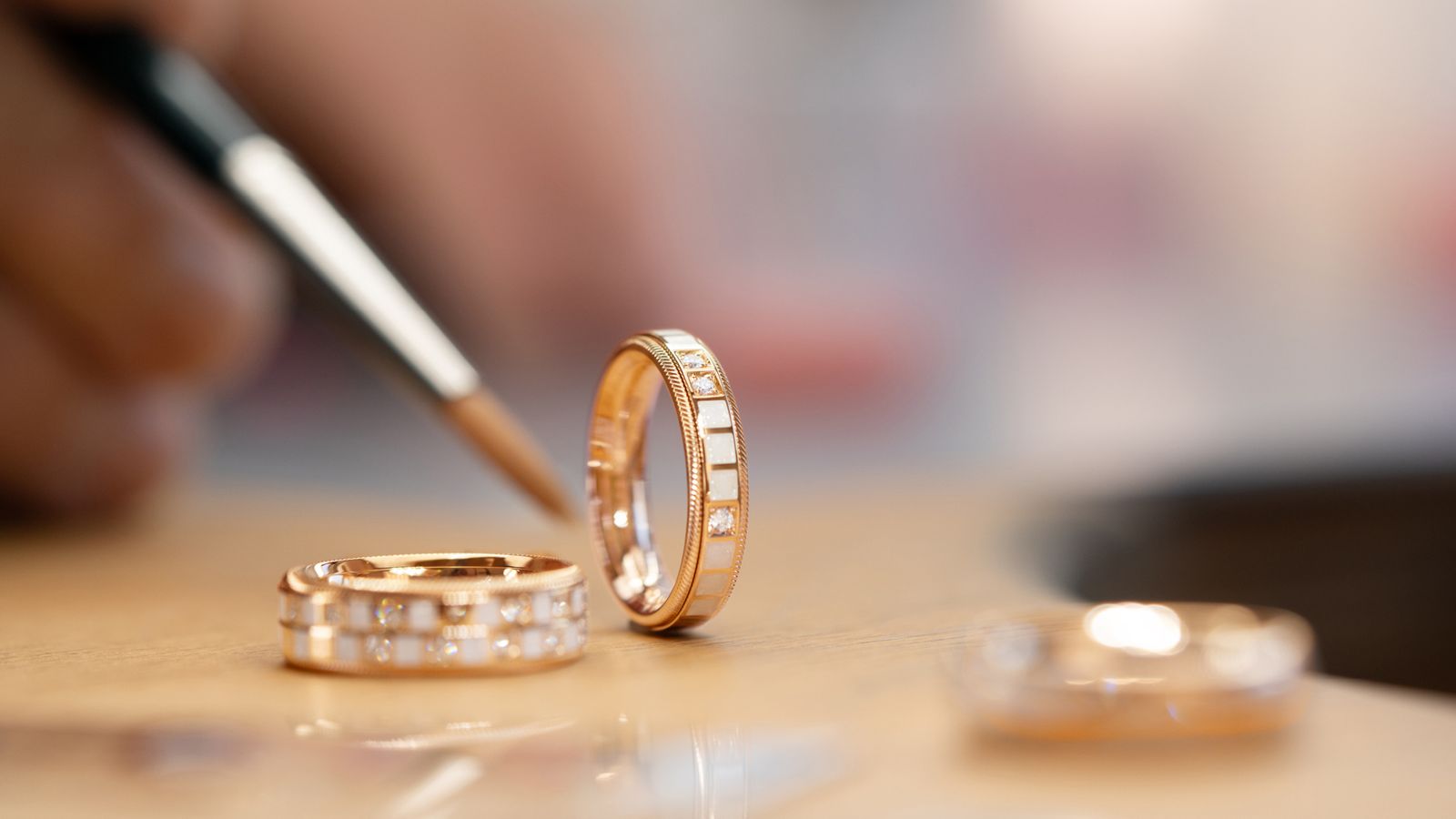 Ring Mein Glück perlmutt fein in der Manufaktur - Auftragen der Wellendorff-Kaltemaille