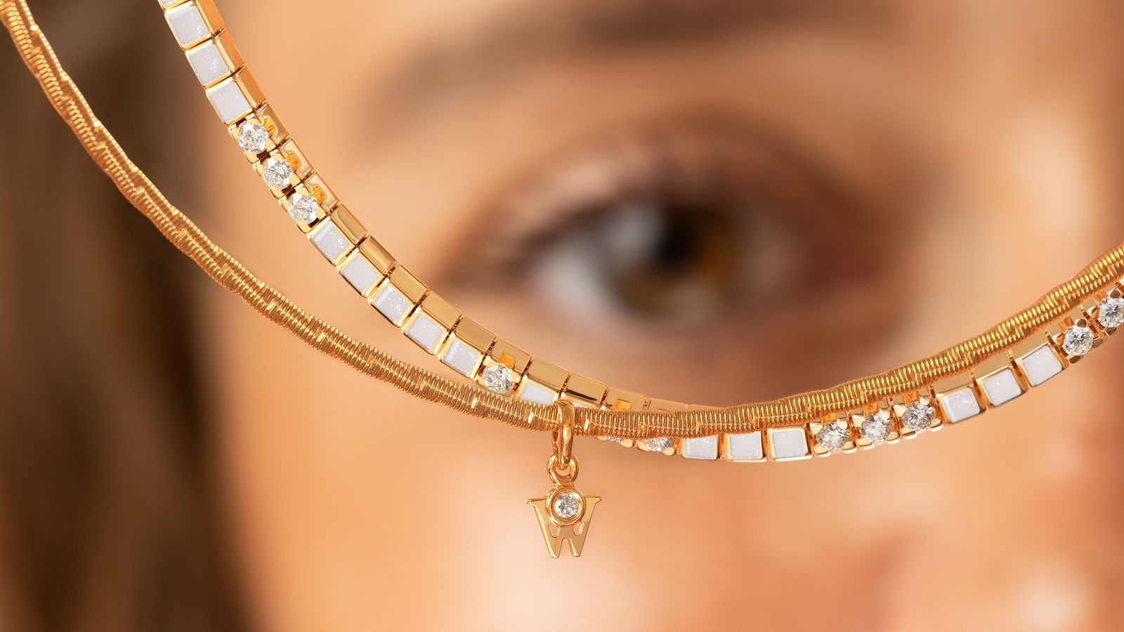 Die magischen Würfel aus 18 Karat Gelbgold und perlmuttfarbener Kaltemaille.