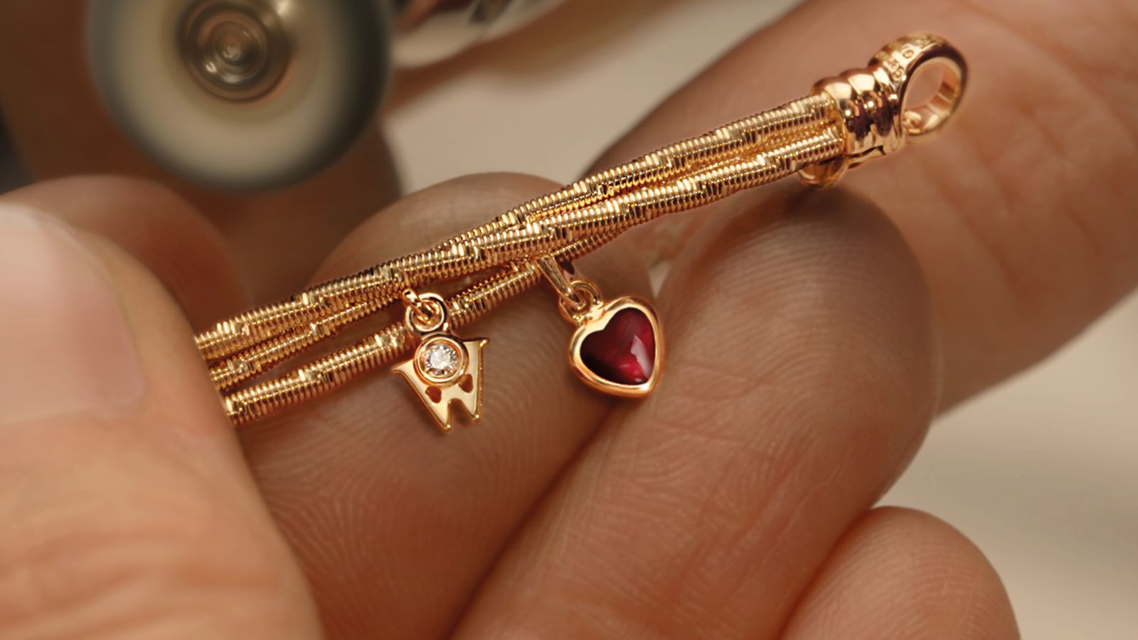 Das Collier MEIN HERZ Trio aus seidenweichem 18-karätigem Gold mit einem romantischen Herz gefüllt mit Wellendorff-Kaltemaille. Beim Polieren in der Manufaktur.
