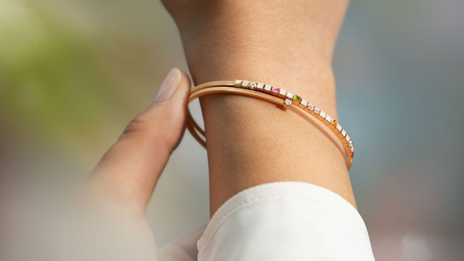 Wellendorff Armband UMARME MICH. power in white, am Handgelenk getragen.