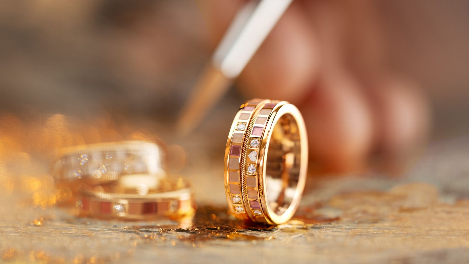 Ring Mein Glück nude in der Manufaktur - Auftragen der Wellendorff-Kaltemaille