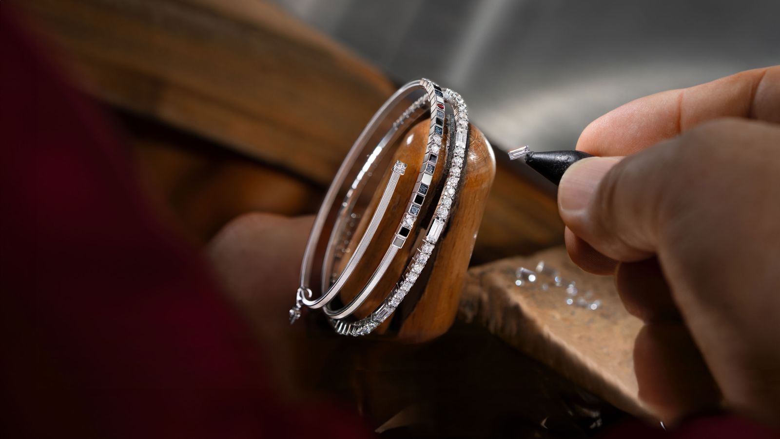 Wellendorff Armband UMARME MICH. power in black edel, beim Fassen in der Wellendorff Manufaktur.