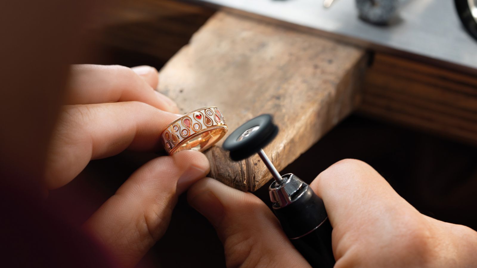 Der limitierte Ring MEINE SCHÖNSTEN MOMENTE aus 18 Karat Gelbgold mit edlen Tropfengravuren, Wellendorff-Kaltemaille in zarten Rosé- und Perlmuttweiß-Tönen und Brillanten.