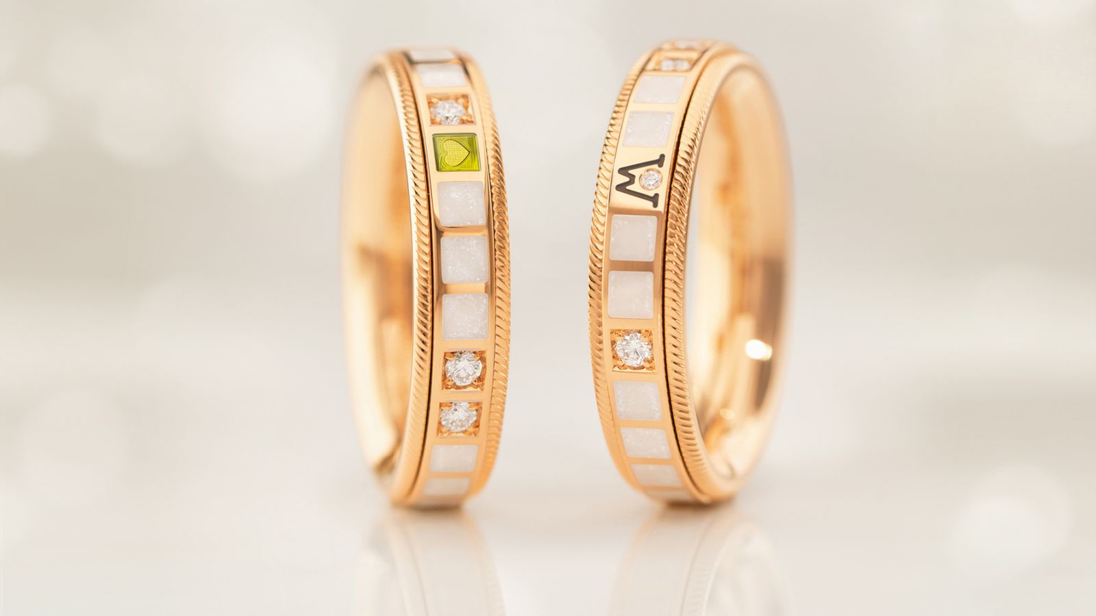 Der drehbare Ring MEIN GLÜCK perlmutt fein in 18-karätigem Gold und perlmutt-weißer Kaltemaille.