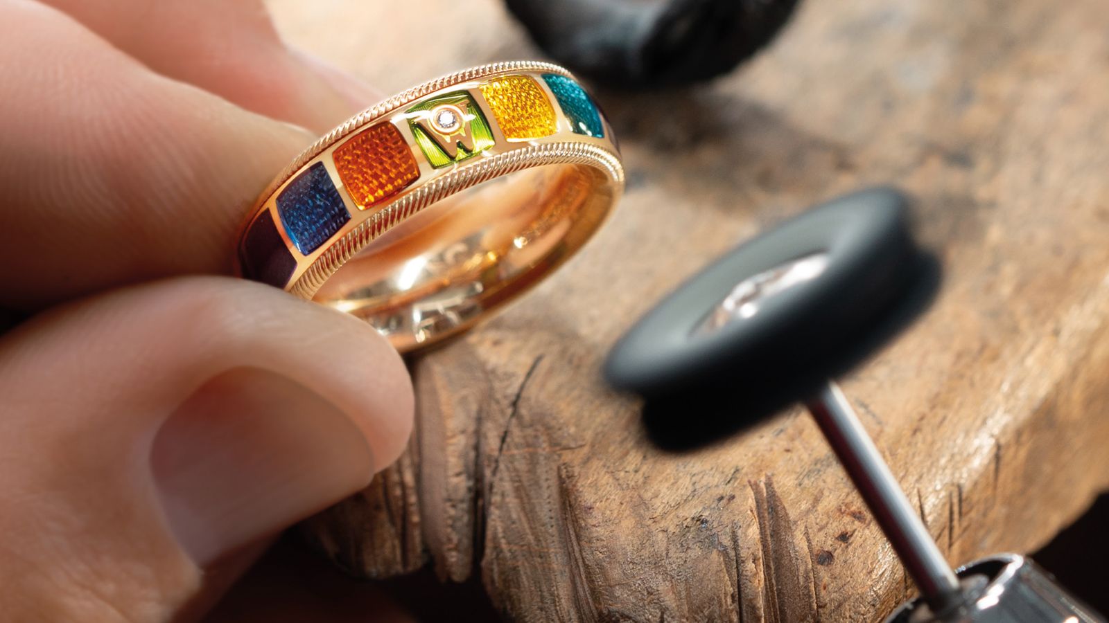 Der limitierte Geburtstagsring MEINE WELT IST BUNT aus 18 Karat Gelbgold und acht neuen Farben.