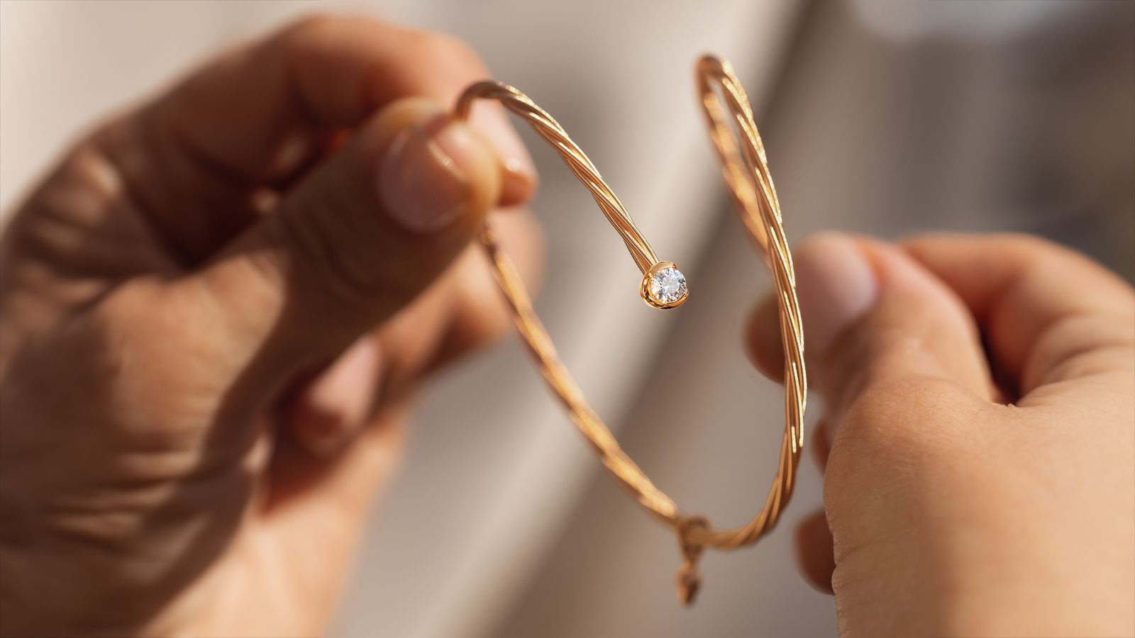 Das Armband UMARME MICH Power of solitaire aus 18 Karat Gelbgold. Die moderne Solitärfassung hält den Viertelkaräter und lässt Platz für eine persönliche Gravur.