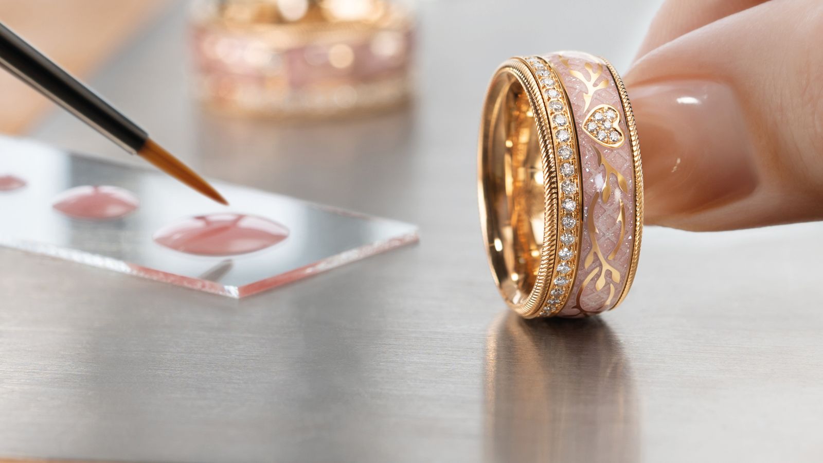 Der drehbare Ring EDEL VERGISSMEINNICHT. nude mit Herz aus 18-karätigem Gelbgold mit romantischen floralen Gravurelementen,funkelnden Brillanten und einem roten Herz.