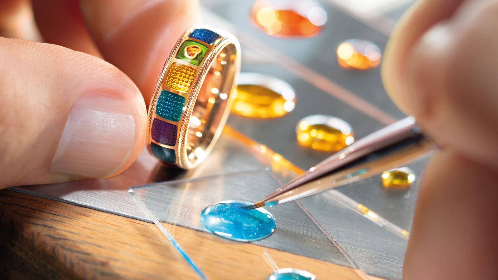 Wellendorff-Kaltemaille in acht traumhaft schönen Farben – von zartem Grün bis zu kräftigem Violett - Der limitierte Geburtstagsring MEINE WELT IST BUNT.