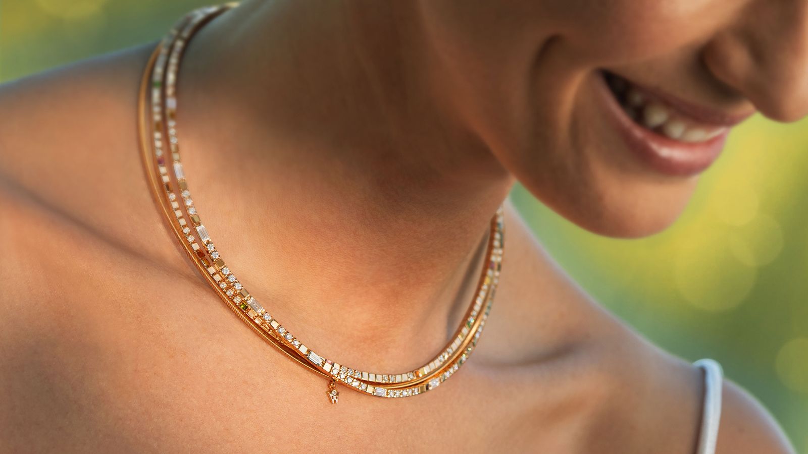 Wellendorff Collier POWER IN WHITE. edel, am Hals getragen.