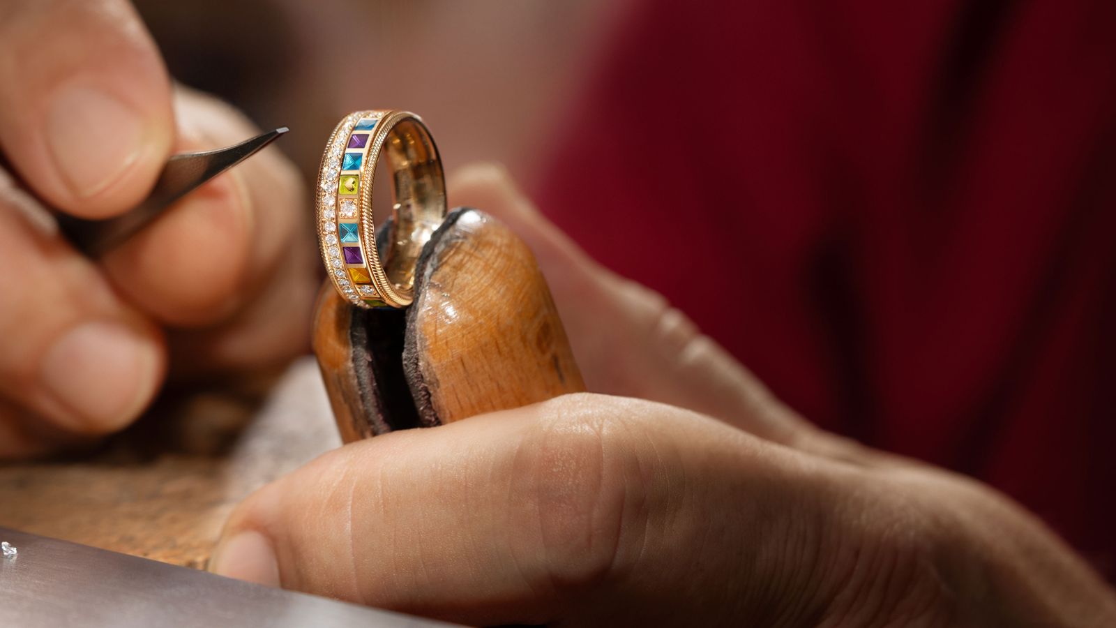 Wellendorff Kollektion 2026 Ring Power in colour beim fassen