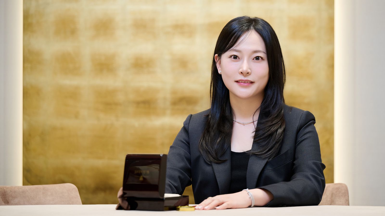 Persönliche Beratung: Die Schmuckexperting Eunji Lim berät in der neuen Wellendorff Boutique in Seoul Korea die Kunden und findet mit ihnen das perfekte Schmucktück von Wellendorff.