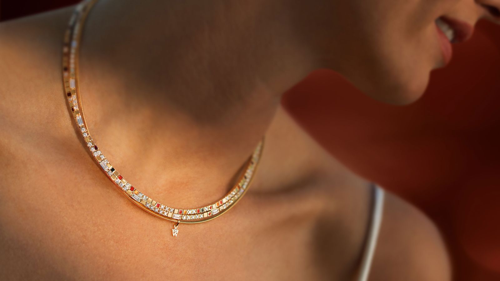 Wellendorff Collier POWER IN RED. edel, am Hals getragen.