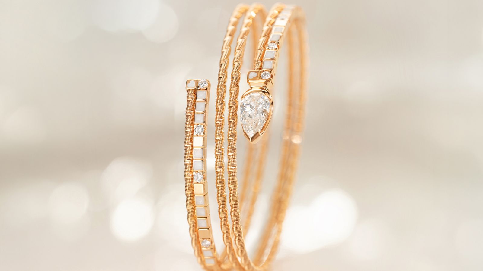 Das Armband UMARME MICH Diamanttropfen perlmutt aus 18-karätigem federnden Gold auf Mood Hintergrund.
