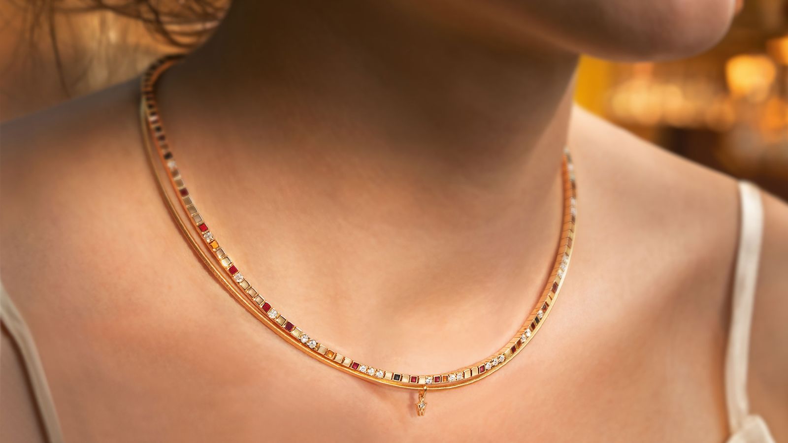 Wellendorff Collier POWER IN RED., am Hals getragen.