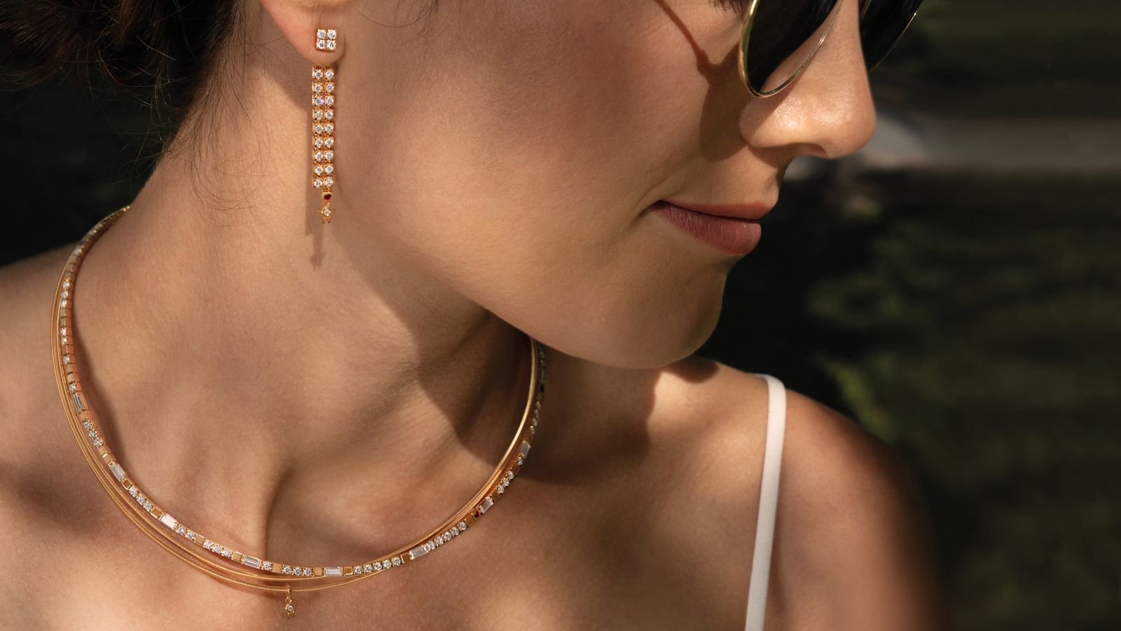 Das Collier BAGUETTE-ZAUBER aus seidenweichem 18-karätigem Gold mit handgefassten Baguette-Diamanten und einem romantischen Herz.