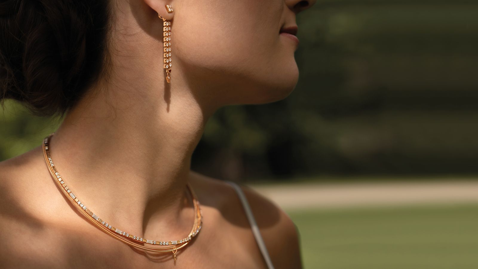Das Collier BAGUETTE-ZAUBER aus seidenweichem 18-karätigem Gold mit handgefassten Baguette-Diamanten und einem romantischen Herz.