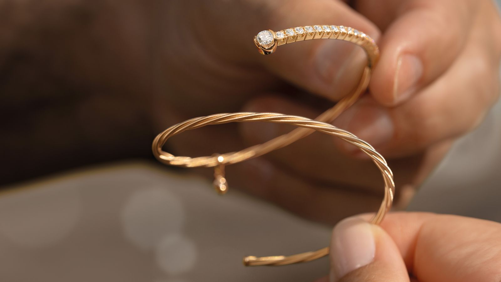 Das Armband UMARME MICH Power of diamonds aus 18-karätigem federnden Gelbgold und funkelnden, handgefassten Brillanten.