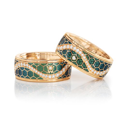 Der Jahresring 2025: bunte Wellendorff-Kaltemaille und funkelnde Brillanten umspielen den 18-karätigen limitieren Ring.